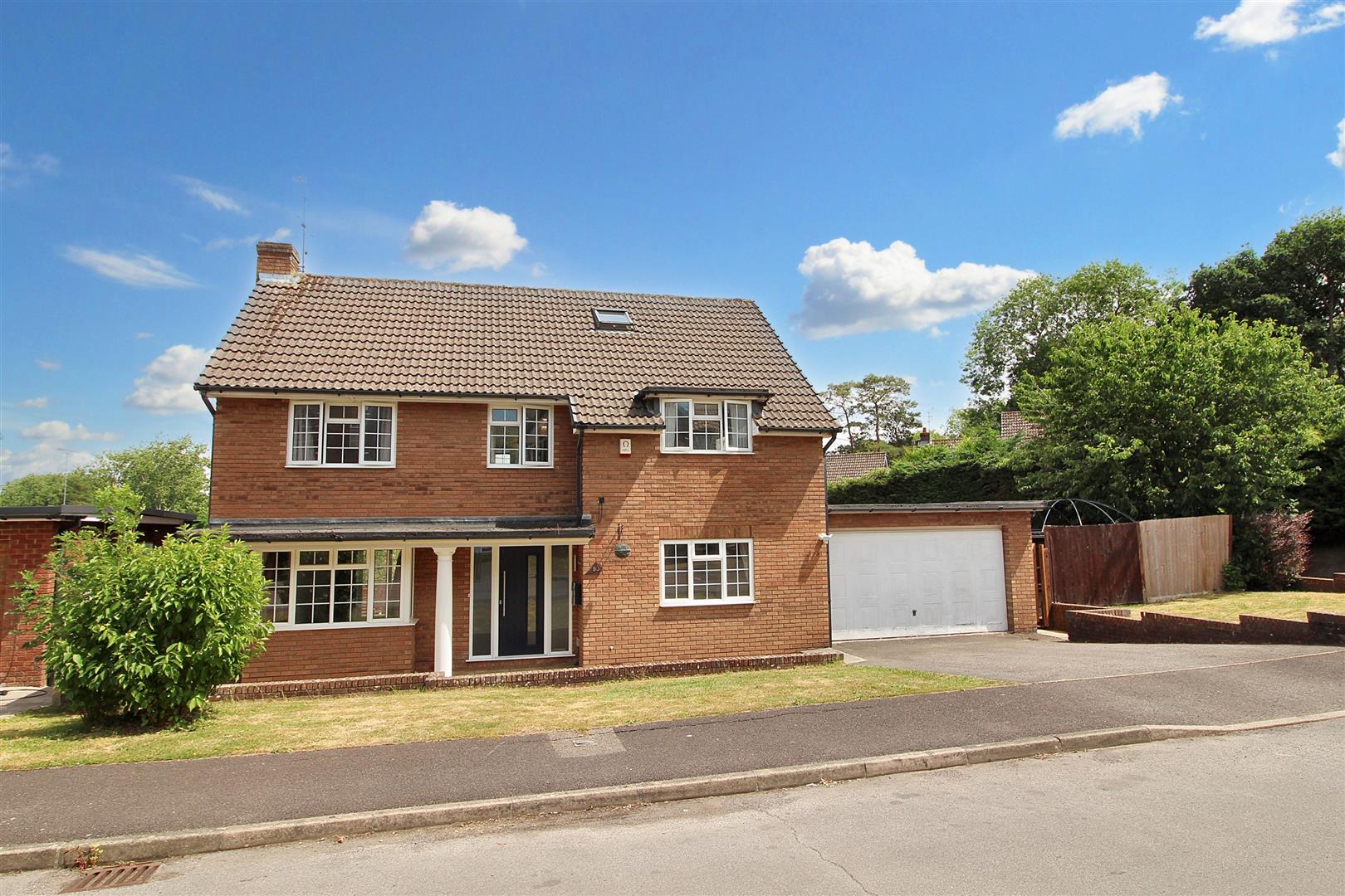 5 bed property in Fairway Avenue, Reading
